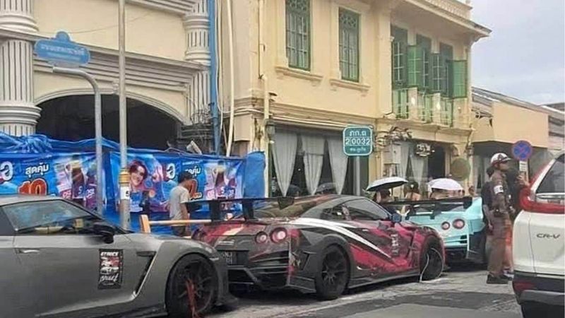 Die Polizei von Phuket erntete im Internet Lob, nachdem sie einem Konvoi ausländischer Supersportwagenbesitzer einen Strafzettel ausgestellt hatte, weil diese dreist in einer Sperrzone geparkt hatten . Damit wurde bewiesen, dass in Thailand die Regeln gelten, egal ob man in einem Tuk Tuk oder einem Lamborghini sitzt .