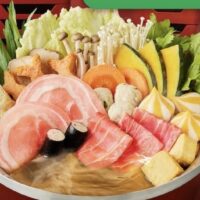 Thailands beliebte Suki-Kette MK Restaurants sieht sich einem Sturm der Begeisterung und Kritik ausgesetzt, da sie mit einem unerwartet hohen Andrang bei ihrer neuesten Buffet-Aktion zu kämpfen hat. Das kürzlich eingeführte MK-Koom-Koom-All-you-can-eat-Angebot, das am Montag begann und bis zum 30. Juni laufen soll, lädt Gäste zu einem 90-minütigen All-you-can-eat-Festmahl für nur 299 Baht ein.