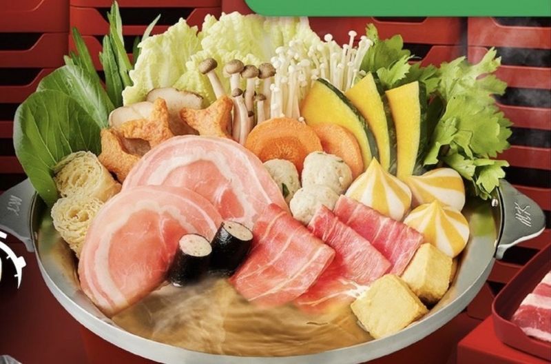 Thailands beliebte Suki-Kette MK Restaurants sieht sich einem Sturm der Begeisterung und Kritik ausgesetzt, da sie mit einem unerwartet hohen Andrang bei ihrer neuesten Buffet-Aktion zu kämpfen hat. Das kürzlich eingeführte MK-Koom-Koom-All-you-can-eat-Angebot, das am Montag begann und bis zum 30. Juni laufen soll, lädt Gäste zu einem 90-minütigen All-you-can-eat-Festmahl für nur 299 Baht ein.