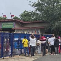 Kambodscha besteht darauf, dass Thailand alle Grenzkontrollpunkte wieder vollständig öffnet. Premierminister Hun Manet sagt, er werde innerhalb von fünf Stunden reagieren. Kambodscha werde die Grenzkontrollpunkte geschlossen halten, bis Thailand den ersten Schritt zur Wiederaufnahme des vollen Betriebs unternehme, sagte der kambodschanische Premierminister Hun Manet am Montag.
