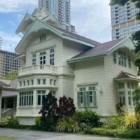 Die niederländische Regierung ist auf Sparkurs. Der niederländische Verband in Thailand unternimmt Schritte, um den Verkauf des niederländischen Botschaftsgeländes in Bangkok, eines einzigartigen Anwesens in der Wireless Road 206, an lokale Bauträger zu verhindern.