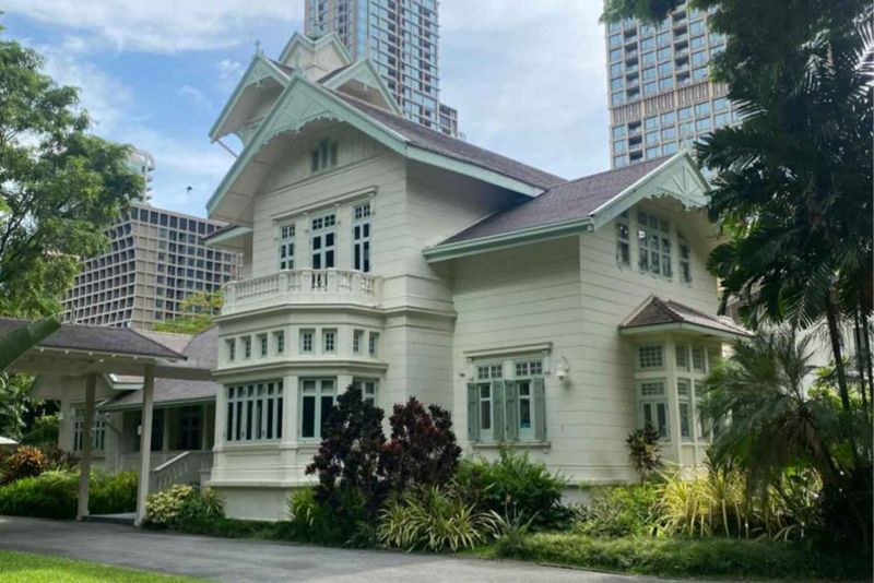 Die niederländische Regierung ist auf Sparkurs. Der niederländische Verband in Thailand unternimmt Schritte, um den Verkauf des niederländischen Botschaftsgeländes in Bangkok, eines einzigartigen Anwesens in der Wireless Road 206, an lokale Bauträger zu verhindern.