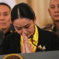 Premierministerin Paetongtarn Shinawatra befindet sich in einer schwierigen Lage, nachdem ein durchgesickertes Telefongespräch mit Kambodschas Ministerpräsident Hun Sen den Verdacht aufkommen ließ, dass sie die Interessen Thailands nicht priorisiert .