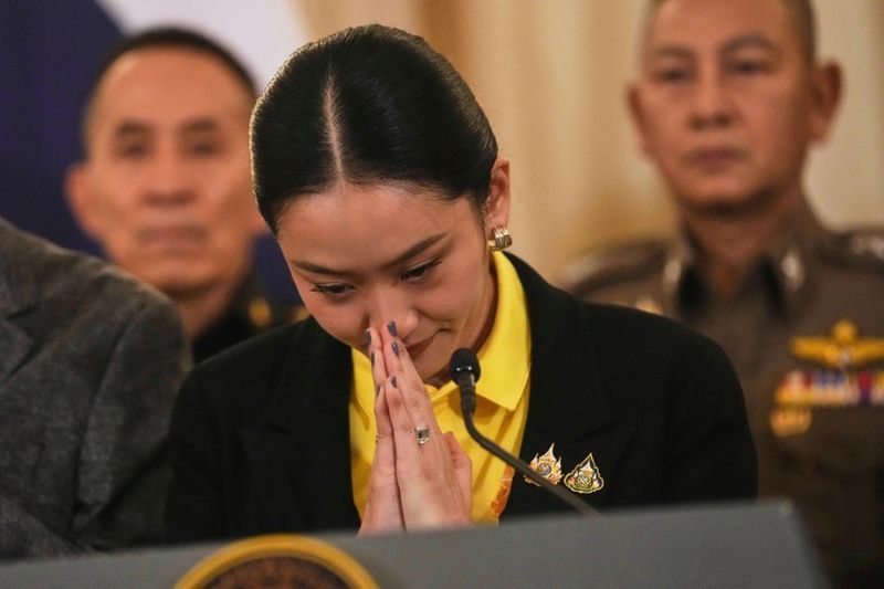 Premierministerin Paetongtarn Shinawatra befindet sich in einer schwierigen Lage, nachdem ein durchgesickertes Telefongespräch mit Kambodschas Ministerpräsident Hun Sen den Verdacht aufkommen ließ, dass sie die Interessen Thailands nicht priorisiert .