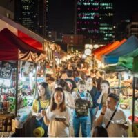 Thailands Tourismussektor gerät unter dem Rückgang der ausländischen Besucherzahlen. Vom 1. Januar bis zum 22. Juni gab es im Vergleich zum Vorjahreszeitraum einen Rückgang der Ankünfte um 4,24 Prozent, wie das Ministerium für Tourismus und Sport mitteilte. In diesem Zeitraum kamen lediglich 16,04 Millionen ausländische Touristen, was bei Branchenexperten Besorgnis auslöste.