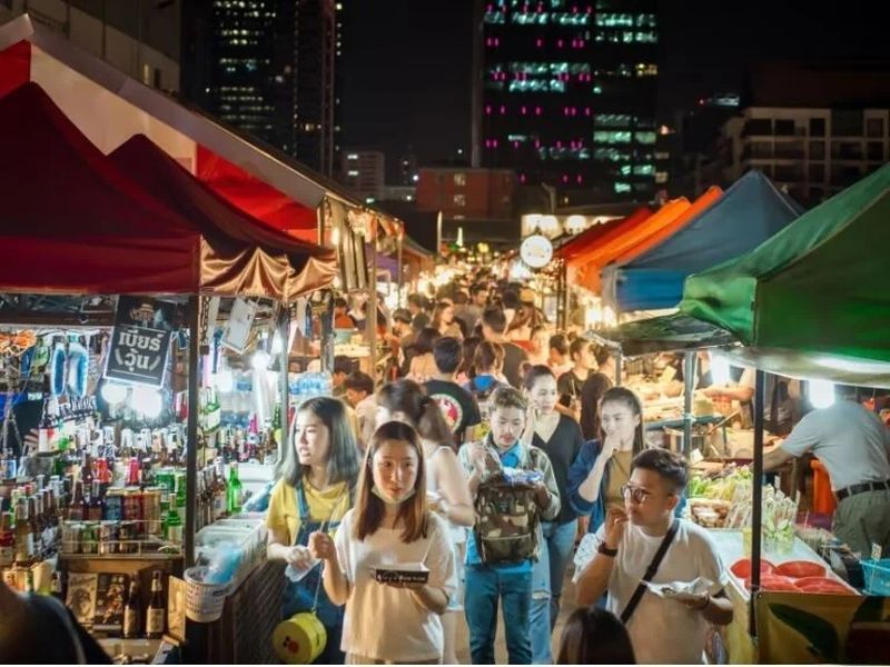 Thailands Tourismussektor gerät unter dem Rückgang der ausländischen Besucherzahlen. Vom 1. Januar bis zum 22. Juni gab es im Vergleich zum Vorjahreszeitraum einen Rückgang der Ankünfte um 4,24 Prozent, wie das Ministerium für Tourismus und Sport mitteilte.In diesem Zeitraum kamen lediglich 16,04 Millionen ausländische Touristen, was bei Branchenexperten Besorgnis auslöste.