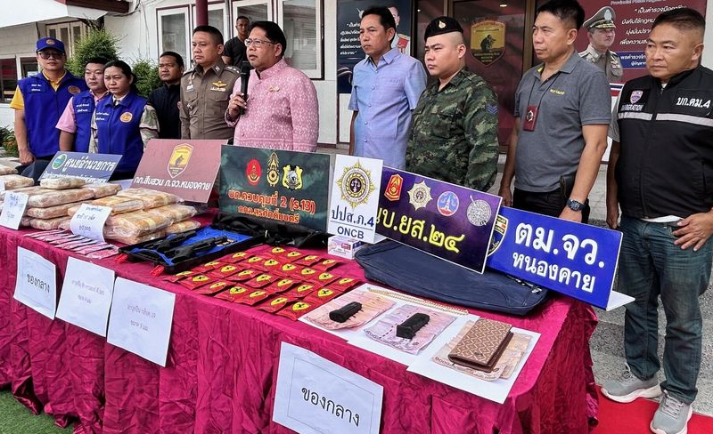 In Nong Khai wurden zwei Männer festgenommen, nachdem ihr Fluchtversuch vor der Polizei gescheitert war und ihr Auto gegen einen Baum prallte. Bei der Durchsuchung ihres Fahrzeugs wurden Methamphetamin und Schusswaffen gefunden, was zu weiteren Funden in einem gemieteten Haus führte.