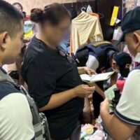 Die Behörden haben ein weitverzweigtes illegales Kreditnetzwerk zerschlagen, das unter dem berüchtigten Namen „Jae Aun Quick Cash“ operierte, und sechs Verdächtige festgenommen, darunter die bekannte Finanzierin Suphaphak, die für ihre aggressiven Zinssätze und dreisten Marketingtaktiken bekannt ist.