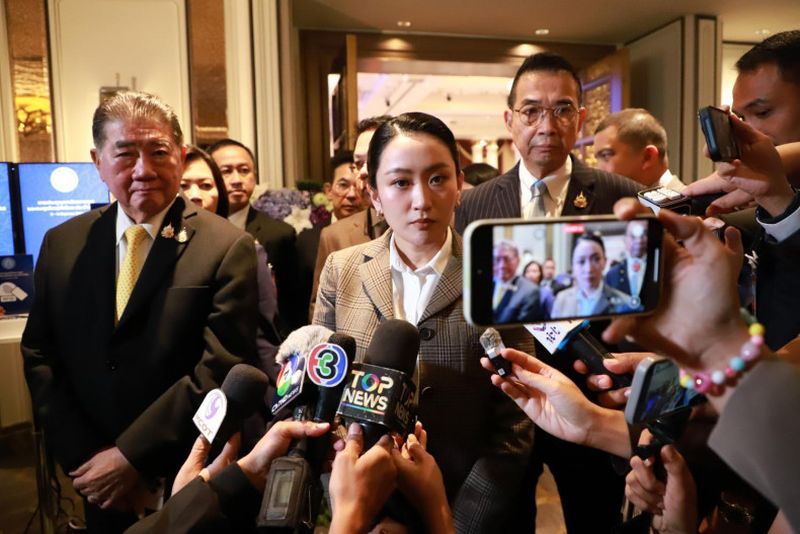Premierministerin Paetongtarn Shinawatra äußert sich im Anschluss an ihre Rede bei der Abschlusszeremonie des Botschafter- und Generalkonsulntreffens 2025, das am Freitag vom Außenministerium in Bangkok ausgerichtet wurde, zu den Spannungen mit Kambodscha.
