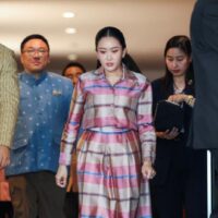 Premierministerin Paetongtarn Shinawatra kämpft nach einer Kabinettssitzung um ihren Machterhalt, nachdem sie für ihren Umgang mit dem Grenzstreit mit Kambodscha scharfe Kritik auf sich gezogen hat.