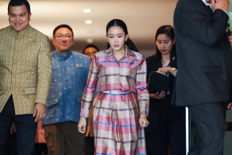 Premierministerin Paetongtarn Shinawatra kämpft nach einer Kabinettssitzung um ihren Machterhalt, nachdem sie für ihren Umgang mit dem Grenzstreit mit Kambodscha scharfe Kritik auf sich gezogen hat.