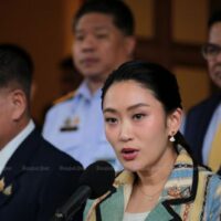 Premierministerin Paetongtarn Shinawatra spricht am Montag im Regierungsgebäude mit Reportern. Das Verfassungsgericht wird am 1. Juli entscheiden, ob es einen Antrag auf Suspendierung ihrer Amtszeit aufgrund eines durchgesickerten Audioclips ihres Gesprächs mit Hun Sen, dem Präsidenten des kambodschanischen Senats, annimmt. (Foto: Chanat Katanyu)