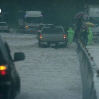 Den Menschen im Norden und Nordosten wird geraten, vor starken Regenfällen auf der Hut zu sein, die zu Überschwemmungen führen können. Der gemäßigte Südwestmonsun wirkt sich weiterhin auf die Andamanensee, Thailand und den Golf von Thailand aus, während ein Tiefdruckgebiet über Nordvietnam Gewitter und vereinzelte schwere Regenfälle mit sich bringt, gab die thailändische Wetterbehörde heute, am Dienstag bekannt.