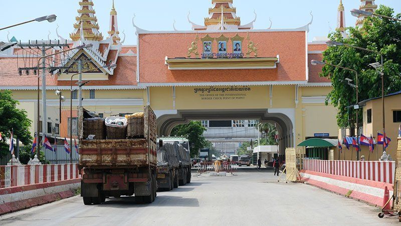 Eine mögliche Schließung von fünf wichtigen Grenzübergängen zwischen Thailand und Kambodscha könnte enorme finanzielle Verluste nach sich ziehen. Laut Berichten von TV Channel 7 und Daily News schätzt die Zollbehörde, dass die Schließung dieser Tore Handelsverluste im Wert von 174,53 Milliarden Baht nach sich ziehen könnte.