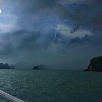 Die Regenfälle nehmen landesweit zu. In Teilen des Ostens und entlang der Westküste des Südens werden vereinzelt heftige bis sehr heftige Regenfälle erwartet. Die Behörden fordern die Bewohner dieser Gebiete dringend auf, sich vor Sturzfluten und Abflusswasser in Acht zu nehmen, insbesondere in der Nähe von Hängen, Wasserstraßen und tiefliegenden Gebieten