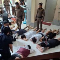 Bei einer Razzia in einer Luxusvilla mit Pool im Bezirk Bang Lamung in Chonburi wurden gestern (21. Juni) 20 südkoreanische Männer und ein einziger Chinese festgenommen. Ihnen wird vorgeworfen, einen Finanz- und Liebesbetrug begangen zu haben, berichtete die Zeitung Thai Rath gestern Abend.