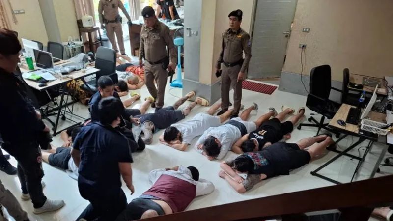 Bei einer Razzia in einer Luxusvilla mit Pool im Bezirk Bang Lamung in Chonburi wurden gestern (21. Juni) 20 südkoreanische Männer und ein einziger Chinese festgenommen. Ihnen wird vorgeworfen, einen Finanz- und Liebesbetrug begangen zu haben, berichtete die Zeitung Thai Rath gestern Abend.