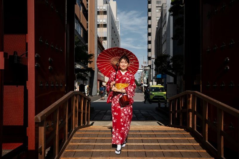 Um mehr japanische Touristen anzulocken und ein hohes Umsatzziel zu erreichen, hat die thailändische Tourismusbehörde (TAT) die „Amazing Thailand Roadshow to Japan 2025“ gestartet. Die Roadshow, die sich über drei geschäftige Städte – Tokio, Nagoya und Fukuoka – erstreckt, schlägt hohe Wellen und soll bis zum Jahresende satte 55 Milliarden THB einbringen. Die Strategie? Ansprechen, Verführen und Ausweiten – der Dreifach-Ansatz, um Reisende aus Japans reichem Markt anzulocken.