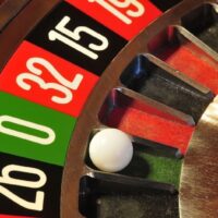 Laut einer aktuellen NIDA-Umfrage lehnen die Thailänder die Pläne der Regierung für den Bau von Unterhaltungskomplexen, darunter auch Casinos, weiterhin entschieden ab. Die vom 16. bis 18. Juni 2025 durchgeführte Umfrage erreichte 1.310 Bürger unterschiedlicher Bevölkerungsgruppen. Die Ergebnisse zeigen, dass 56,72 % der Befragten sowohl Unterhaltungskomplexe als auch Casinos in Thailand ablehnen , während 24,12 % die Idee befürworten.