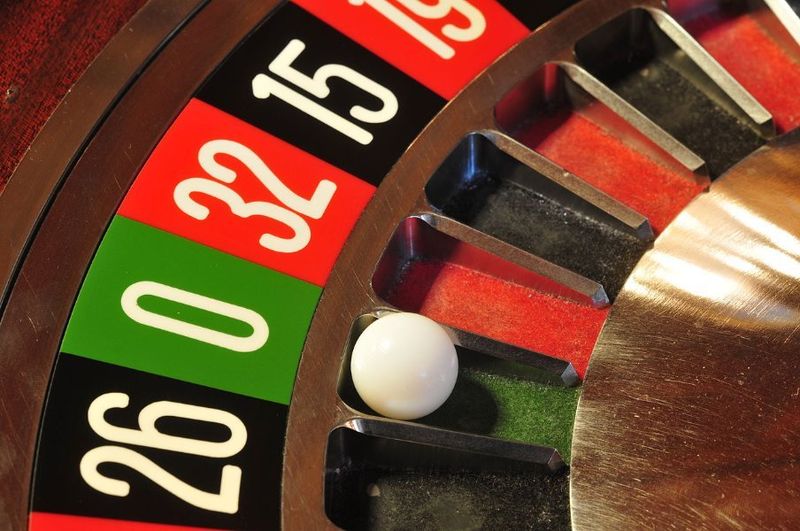 Laut einer aktuellen NIDA-Umfrage lehnen die Thailänder die Pläne der Regierung für den Bau von Unterhaltungskomplexen, darunter auch Casinos, weiterhin entschieden ab. Die vom 16. bis 18. Juni 2025 durchgeführte Umfrage erreichte 1.310 Bürger unterschiedlicher Bevölkerungsgruppen.Die Ergebnisse zeigen, dass 56,72 % der Befragten sowohl Unterhaltungskomplexe als auch Casinos in Thailand ablehnen , während 24,12 % die Idee befürworten.