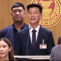 In einer deutlichen Eskalation der politischen Krise in Thailand hat Oppositionsführer Natthaphong Ruengpanyawut Premierminister Paetongtarn Shinawatra aufgefordert, das Repräsentantenhaus aufzulösen. Diese Forderung folgt auf die Folgen eines durchgesickerten Telefongesprächs mit dem ehemaligen kambodschanischen Premierminister Hun Sen