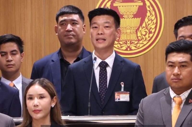 In einer deutlichen Eskalation der politischen Krise in Thailand hat Oppositionsführer Natthaphong Ruengpanyawut Premierminister Paetongtarn Shinawatra aufgefordert, das Repräsentantenhaus aufzulösen. Diese Forderung folgt auf die Folgen eines durchgesickerten Telefongesprächs mit dem ehemaligen kambodschanischen Premierminister Hun Sen