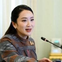 Am 10. Juni 2025 leitete die thailändische Premierministerin Paetongtarn Shinawatra eine Sitzung im Regierungsgebäude, die sich mit illegalen ausländischen Geschäftsaktivitäten in Thailand befasste . An der Sitzung nahmen Vertreter verschiedener Ministerien, darunter Finanz-, Handels- und Industrieministerien, teil. Sie betonten die Notwendigkeit einer entschlossenen rechtlichen Verfolgung von Verstößen.