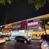 Die thailändische Gastronomie erlebt ein turbulentes Jahr. Wirtschaftliche Unsicherheiten und ein Rückgang des Tourismus beeinträchtigen das Wachstum. Das Kasikorn Research Center (K-Research) hat seine Prognosen angepasst und prognostiziert für 2025 einen Wert von 646 Milliarden Baht – eine deutliche Herabstufung. Diese Korrektur deutet auf ein schwaches Wachstum von 2,8 % hin, verglichen mit der vorherigen Schätzung von 4,6 %.