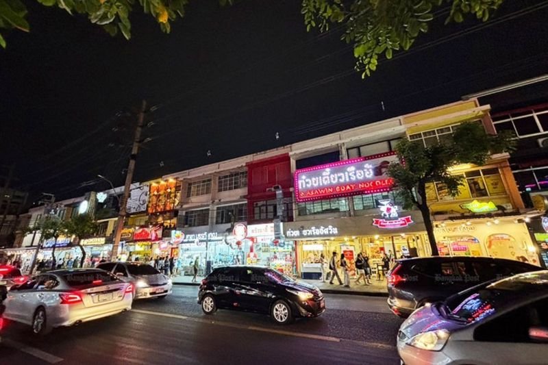 Die thailändische Gastronomie erlebt ein turbulentes Jahr. Wirtschaftliche Unsicherheiten und ein Rückgang des Tourismus beeinträchtigen das Wachstum. Das Kasikorn Research Center (K-Research) hat seine Prognosen angepasst und prognostiziert für 2025 einen Wert von 646 Milliarden Baht – eine deutliche Herabstufung. Diese Korrektur deutet auf ein schwaches Wachstum von 2,8 % hin, verglichen mit der vorherigen Schätzung von 4,6 %.