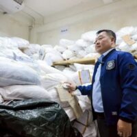 Am 24. Juni fand im Drug Testing Institute in Bangkok ein bedeutendes Ereignis statt: Thailand bereitete sich auf die Vernichtung von über 28 Tonnen beschlagnahmter Betäubungsmittel vor. Apikit Chorotprasert, der stellvertretende Generalsekretär des Amtes des Betäubungsmittelkontrollamtes (ONCB), leitete die Eröffnung des Arzneimittellagers.