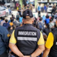 In den letzten neun Monaten kam es zu unglaublichen 4.400 Festnahmen, da die Regierung gegen illegale Beschäftigung von Ausländern vorgeht und damit die Arbeitsplätze einheimischer Arbeitnehmer sichern will.