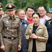 Premierministerin Paetongtarn Shinawatra hat die Drohung Kambodschas heruntergespielt, angesichts der eskalierenden Spannungen an der Grenze den Import thailändischer Waren einzustellen , und behauptet, Thailand habe bislang keine Maßnahmen ergriffen, um die Strom- oder Internetversorgung seines Nachbarn zu unterbrechen. Hun Sen warf Thailand vor, die Kürzung von Grenzdienstleistungen, darunter auch der Stromversorgung, vorzubereiten.