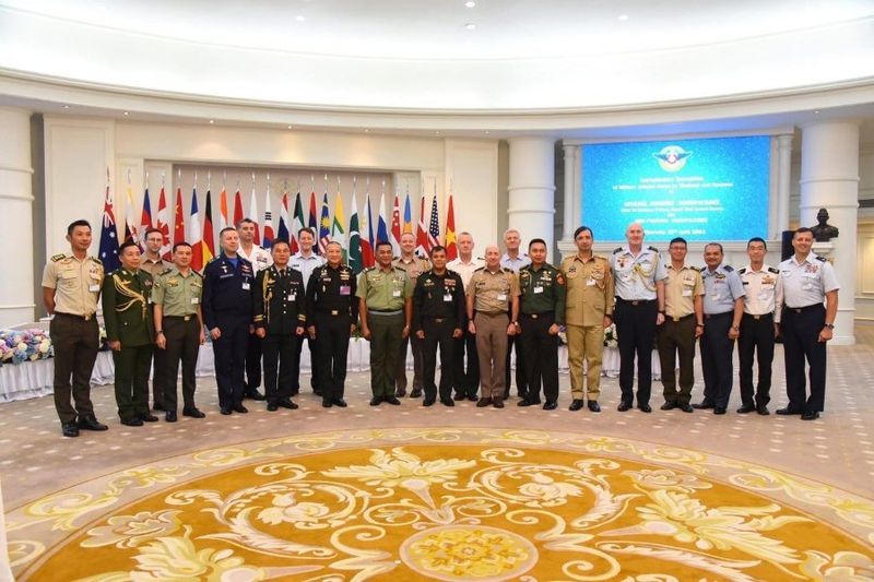 Die Königlich Thailändischen Streitkräfte waren damit beschäftigt, Verteidigungsvertretern aus 42 Ländern wichtige Informationen über die aktuelle Entwicklung der Lage entlang der thailändisch-kambodschanischen Grenze mitzuteilen.