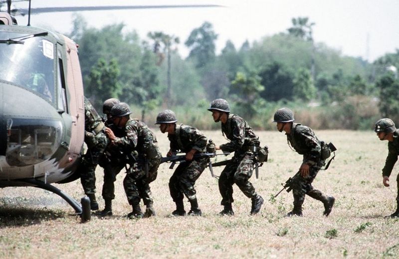 Im eskalierenden Grenzstreit mit Kambodscha hat Thailands Militär seine Bereitschaft zu einer „Operation auf höchster Ebene“ erklärt, um gegen jeden Verstoß gegen seine Souveränität vorzugehen. Diese entschiedene Haltung folgt auf eine tödliche Konfrontation in der vergangenen Woche und verdeutlicht die wachsenden Spannungen zwischen den Nachbarländern.