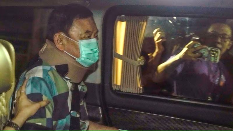 Der thailändische Ärzterat hat seine Bereitschaft bekräftigt, Disziplinarmaßnahmen gegen drei Ärzte zu ergreifen, die an der umstrittenen Verlegung des ehemaligen Premierministers Thaksin Shinawatra vom Gefängnis ins Krankenhaus beteiligt waren. Diese heute bekannt gegebene Entscheidung hebt ein vorheriges Veto von Gesundheitsminister Somsak Thepsutin auf und unterstreicht die Entschlossenheit des Rates, an seiner bisherigen Haltung festzuhalten.