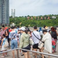 Thailands Tourismussektor, traditionell eine starke Säule der Wirtschaft, befindet sich laut Yuthasak Supasorn, Vorsitzender der thailändischen Industrie- und Gewerbebehörde (IEAT) und ehemaliger Gouverneur der thailändischen Tourismusbehörde (TAT), an einem kritischen Punkt. Trotz ihrer Widerstandsfähigkeit gegenüber früheren Herausforderungen kämpft die Branche nun mit strukturellen Veränderungen und einem spürbaren Rückgang der Touristenzahlen.