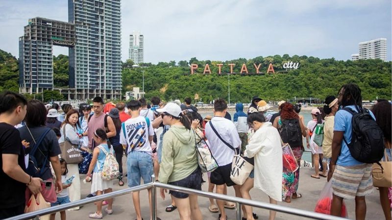 Thailands Tourismussektor, traditionell eine starke Säule der Wirtschaft, befindet sich laut Yuthasak Supasorn, Vorsitzender der thailändischen Industrie- und Gewerbebehörde (IEAT) und ehemaliger Gouverneur der thailändischen Tourismusbehörde (TAT), an einem kritischen Punkt. Trotz ihrer Widerstandsfähigkeit gegenüber früheren Herausforderungen kämpft die Branche nun mit strukturellen Veränderungen und einem spürbaren Rückgang der Touristenzahlen.