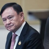 Die öffentliche Unterstützung für Thaksin Shinawatras Gefängnisumgehung schwindet und erschüttert die Grundlagen der Regierung, wie eine neue Umfrage zeigt. Die angebliche Bevorzugung des ehemaligen Premierministers Thaksin stellt die Langlebigkeit der Regierung stark in Frage, wie neue Daten des National Institute of Development Administration zeigen.