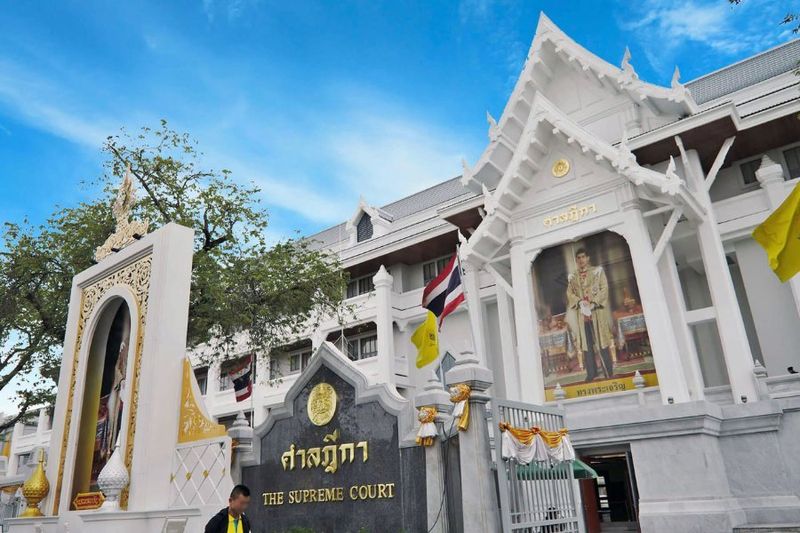 Der Oberste Gerichtshof Thailands hat für Juli eine entscheidende Anhörung anberaumt, um die Rechtmäßigkeit des langen Krankenhausaufenthalts des ehemaligen Premierministers Thaksin Shinawatra zu prüfen. Dieser Schritt könnte dazu führen, dass er erneut ins Gefängnis muss.