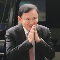 Richter des Obersten Gerichtshofs, die sich mit Strafverfahren gegen Politiker befassen, haben die Anhörung und die Einreichung der erforderlichen Dokumente durch Thaksin und die Behörden auf den 25. Juni verschoben. Diese Verzögerung gibt Thaksin zusätzliche Zeit, sich juristisch gegen die zahlreichen Anschuldigungen zu verteidigen.