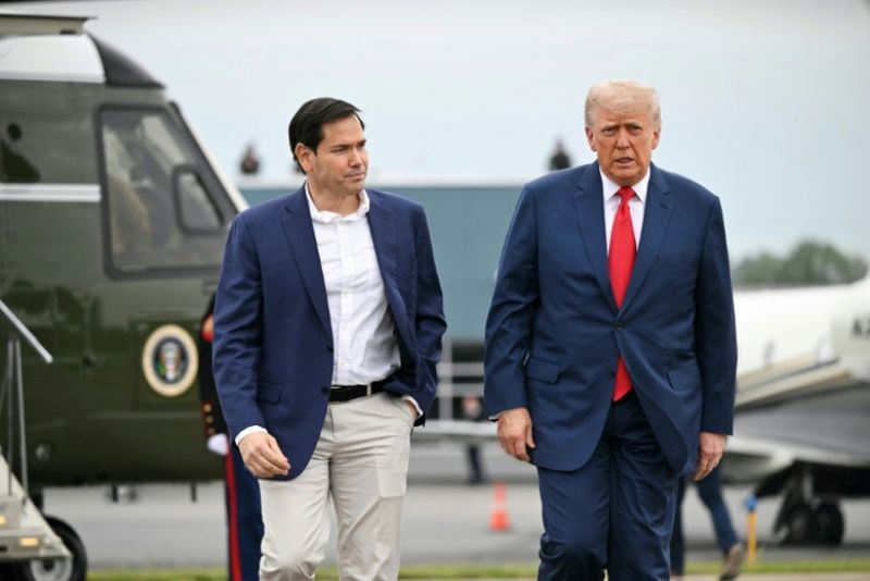 Das umfassende neue Einreiseverbot von Präsident Donald Trump trat am frühen Montag unmittelbar nach Mitternacht in Kraft. Es untersagt Bürgern aus einem Dutzend Nationen die Einreise in die Vereinigten Staaten und belebt damit eine umstrittene Maßnahme aus seiner ersten Amtszeit wieder.