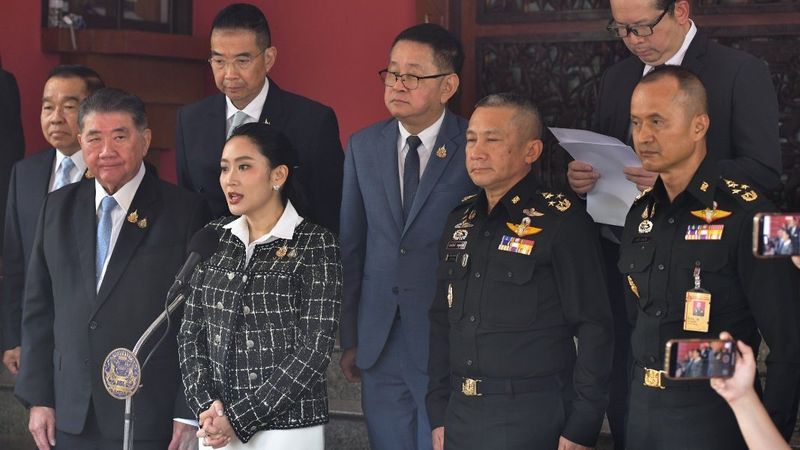 Das thailändische Militär gilt im Umgang mit den anhaltenden Grenzkonflikten mit Kambodscha als vertrauenswürdiger als die Regierung . Dies geht aus einer NIDA-Umfrage vom 9. bis 11. Juni hervor. Die Umfrage erfragte 1.310 Teilnehmer zu ihrem Vertrauen und ihrer Zufriedenheit mit der Rolle von Regierung, Militär und Außenministerium in dieser Angelegenheit.