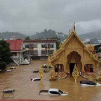 Wat Pha Sukaram im Bezirk Mae Sai in Chiang Rai wurde nach schweren Regenfällen im Norden des Landes im September letzten Jahres überflutet. Auch in diesem Bezirk kam es kürzlich erneut zu schweren Überschwemmungen, als der Sai-Fluss über die Ufer trat.