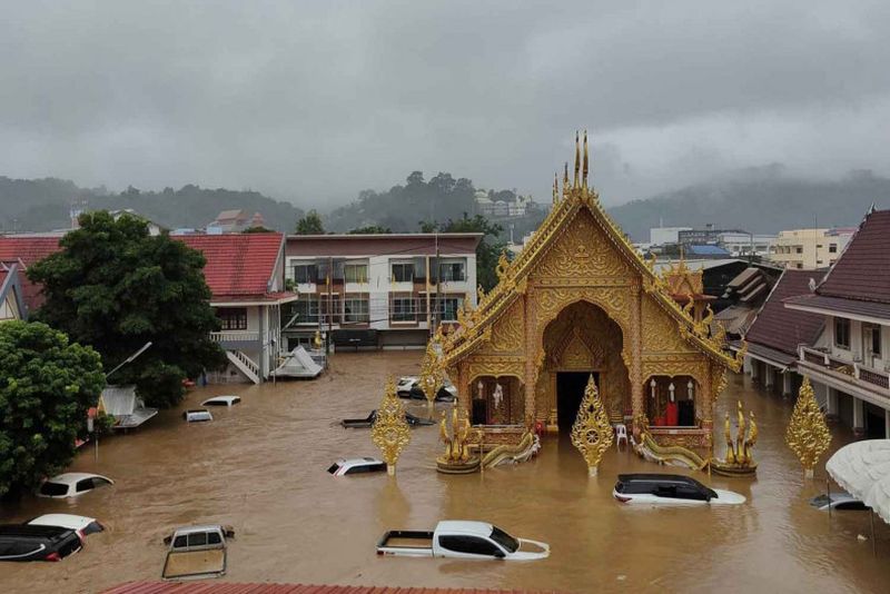 Wat Pha Sukaram im Bezirk Mae Sai in Chiang Rai wurde nach schweren Regenfällen im Norden des Landes im September letzten Jahres überflutet. Auch in diesem Bezirk kam es kürzlich erneut zu schweren Überschwemmungen, als der Sai-Fluss über die Ufer trat.