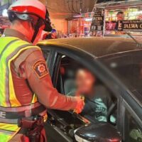 Eine mutige neue Initiative der Generalstaatsanwaltschaft (OAG) könnte dazu führen, dass betrunkene Fahrer nicht nur ihren Führerschein verlieren – auch ihre Autos könnten beschlagnahmt werden! Der renommierte Rechtswissenschaftler Pokpong Srisanit von der Thammasat Universität unterstützt diese neuen Richtlinien mit Nachdruck. Er argumentiert, dass betrunkene Fahrer eine eklatante Missachtung der öffentlichen Sicherheit zeigen und daher strenge Maßnahmen rechtfertigen.