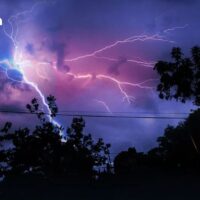 Die thailändische Wetterdienstbehörde berichtete am Samstag, dass sich die Monsunrinne derzeit über dem nördlichen Norden und Oberlaos befindet, während über der Andamanensee, Thailand und dem Golf von Thailand weiterhin ein mäßiger Südwestmonsun vorherrscht. In der südlichen Region werden geringere Niederschläge erwartet, es werden nur vereinzelte Gewitter erwartet.