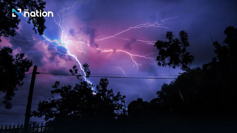 Die thailändische Wetterdienstbehörde berichtete am Samstag, dass sich die Monsunrinne derzeit über dem nördlichen Norden und Oberlaos befindet, während über der Andamanensee, Thailand und dem Golf von Thailand weiterhin ein mäßiger Südwestmonsun vorherrscht.In der südlichen Region werden geringere Niederschläge erwartet, es werden nur vereinzelte Gewitter erwartet.