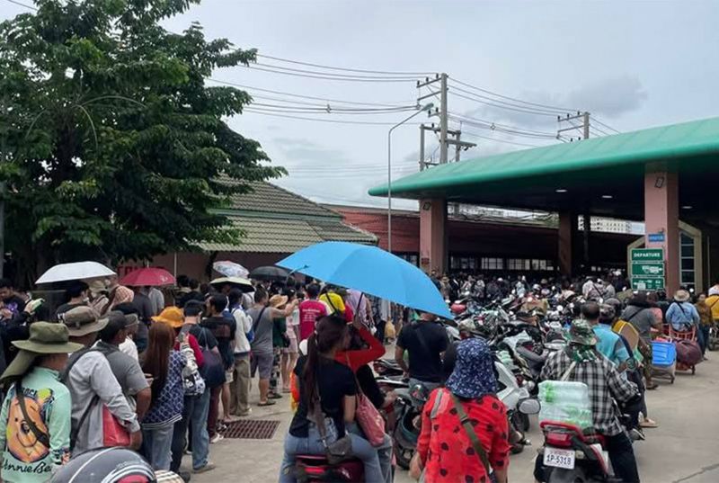 Zahlreiche kambodschanische und thailändische Staatsbürger drängen sich am Freitag am permanenten Kontrollpunkt Ban Khlong Luek im Bezirk Aranyaprathet der Provinz Sa Kaeo, da sie eine plötzliche Schließung befürchten. Der Provinzgouverneur beruhigte die Menschenmassen, während Gerüchte kursieren, dass die Casinos in Poipet thailändische Arbeiter entlassen