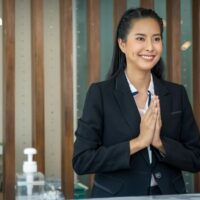 Thailand mit seiner reichen Kultur und herzlichen Gastfreundschaft versteht es auf einzigartige Weise, seinen Gästen das Gefühl zu geben, zu Hause zu sein. Ein ikonischer Aspekt der thailändischen Kultur ist die Begrüßung: „Sawatdee“. Fast jeder Tourist oder Auswanderer kennt dieses Wort, wenn er im Land des Lächelns ankommt. Aber wussten Sie, dass dieses bekannte Wort erst vor relativ kurzer Zeit erfunden wurde?