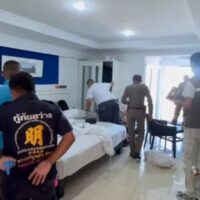 Am Donnerstag den 17. Juli ereignete sich in Pattaya City ein schockierender Vorfall: Zwei ausländische Männer wurden im selben Wohnblock, allerdings auf verschiedenen Stockwerken, im Abstand von nur zwei Stunden tot aufgefunden. Dies gibt den Polizisten Rätsel auf und hat eine gründliche Untersuchung eingeleitet, berichtete Amarin TV.